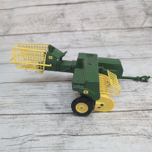 ERTL John Deere 585 1:16 Square Baler - Picture 2 of 6
